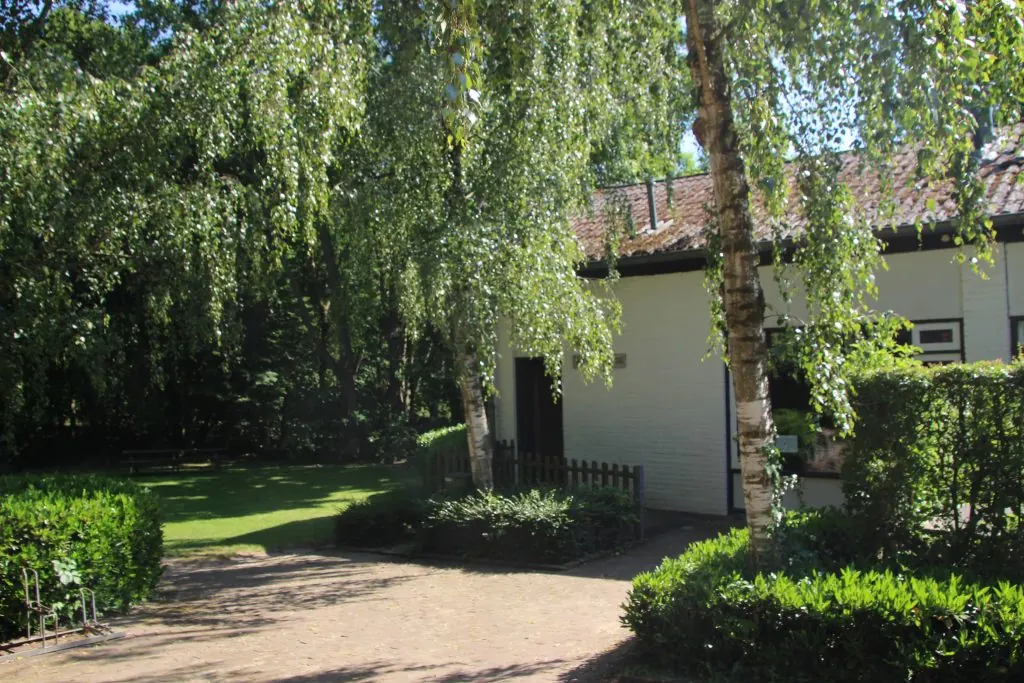 De woningen gezien door de bomen