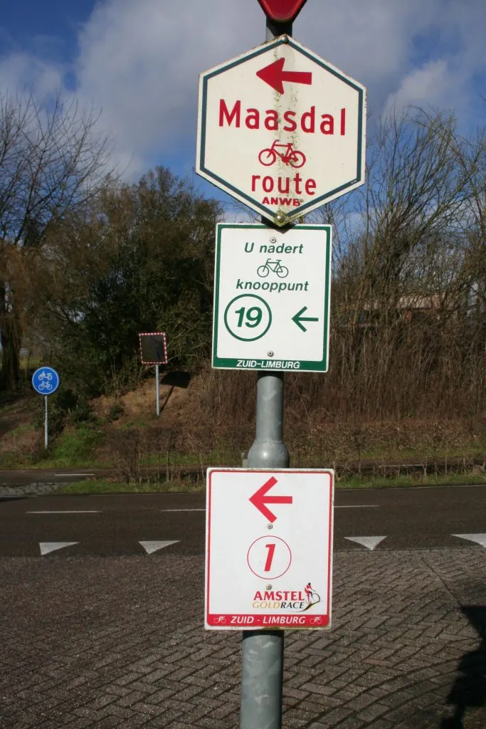 Een wegwijzer van de Maasdalroute met fietsknooppunt 19