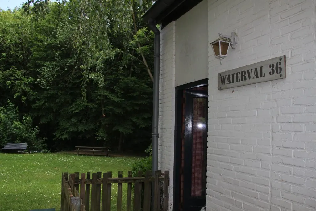 Het huisnummerbord van Waterval 36 naast de voordeur