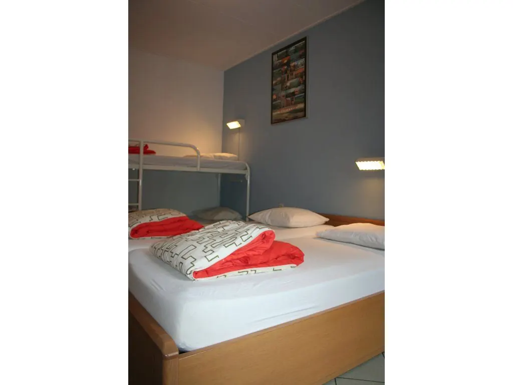 Een slaapkamer in Vliek met stapelbed