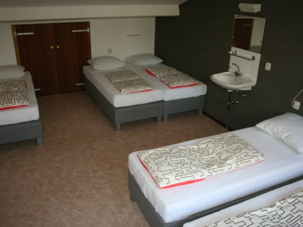 Een slaapkamer in Vliek met wastafel