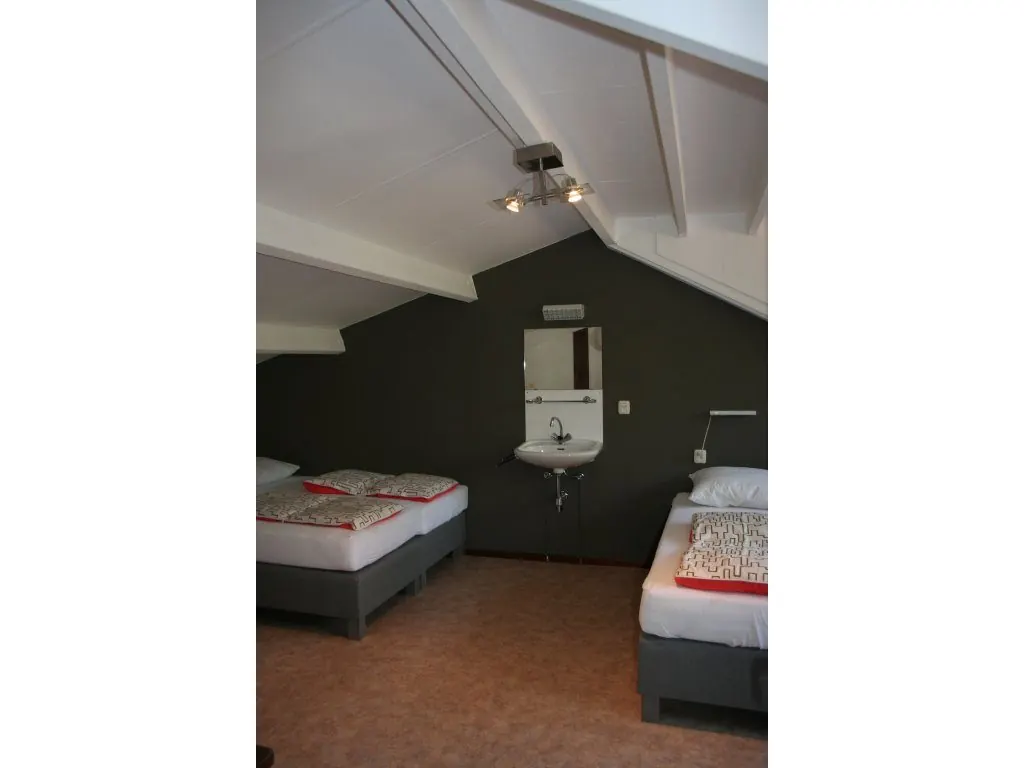 De slaapkamer onder de kap in Vliek