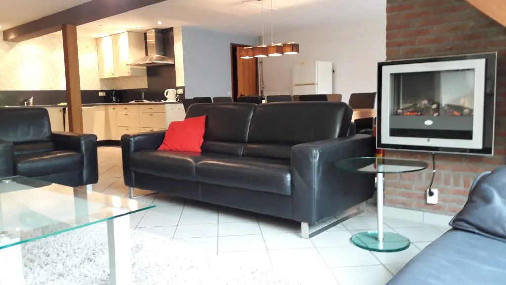 De woonkamer van Vliek, met de open keuken op de achtergrond
