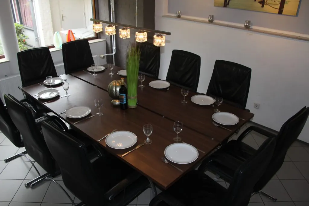 De eettafel van De Wingerd, gedekt voor een groot gezelschap