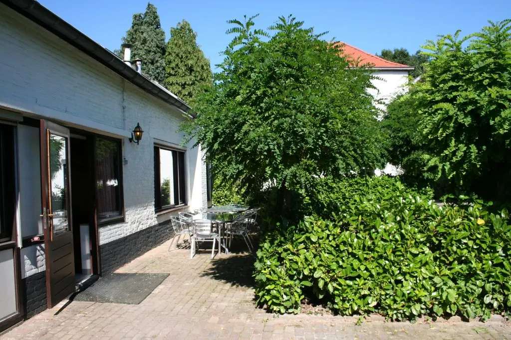 Een van de terrassen op het erf