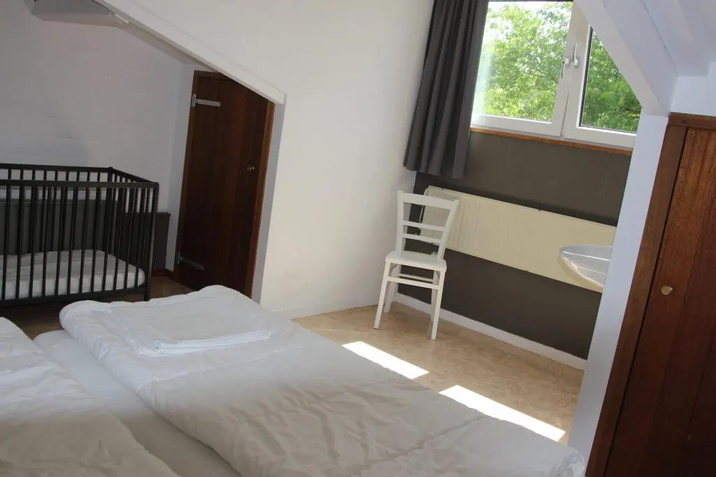 De slaapkamer met kinderbedje in Waterval